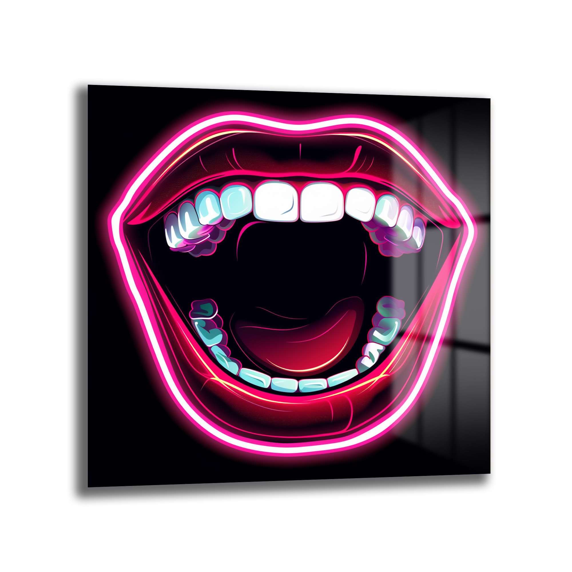 Neon Dudaklar Pop Art Cam Tablo - Enerjik Duvar Sanatı Duvar Dekoru Koyu siyah bir arka plan üzerinde parlak pembe neon ışıklarla çerçevelenmiş, ağzı açık, dişleri turkuaz ve mor tonlarında parlayan dudakları gösteren modern bir cam tablo.