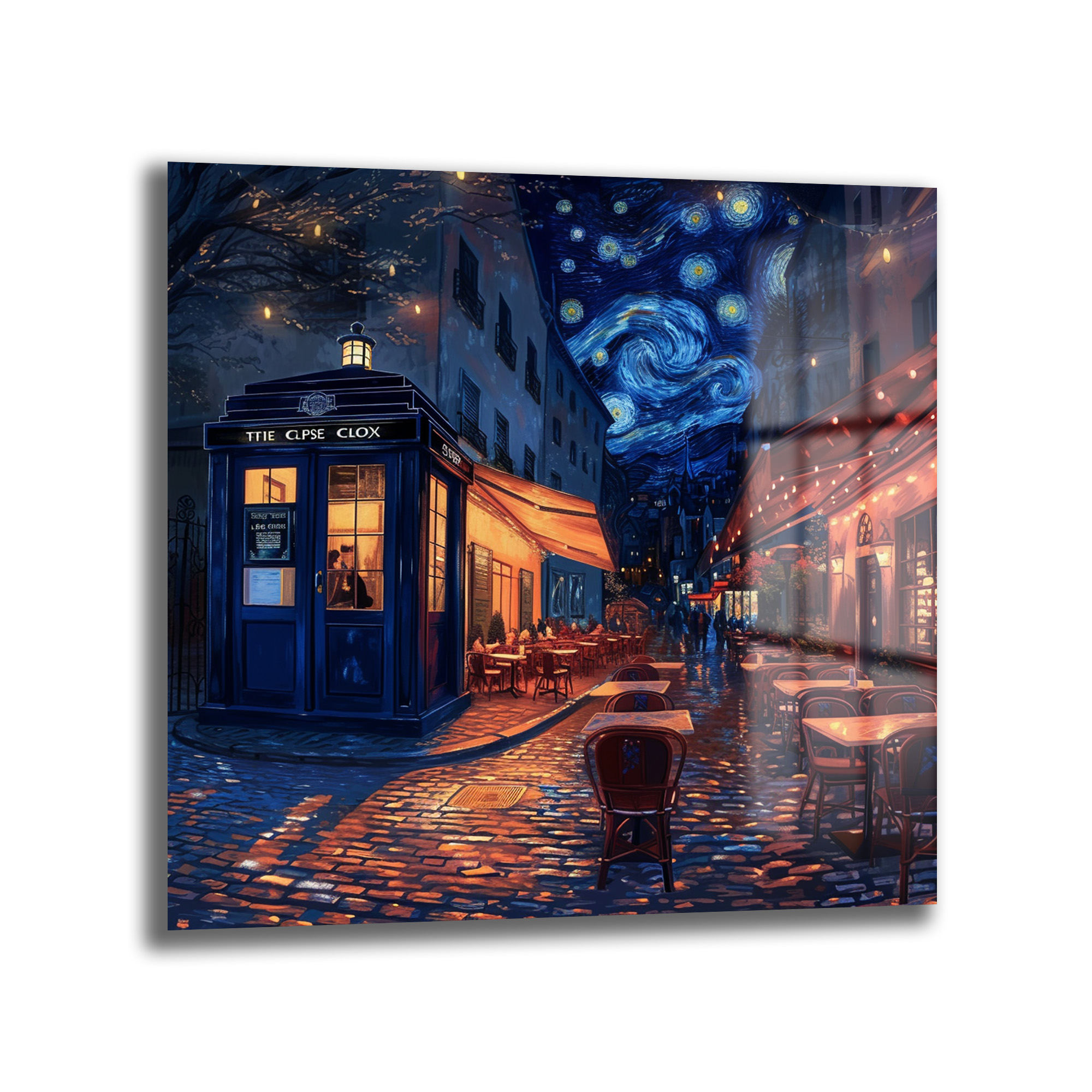 Yıldızlı Gece Paris Sokağı ve Gizemli TARDIS Cam Tablo Duvar Dekoru Van Gogh tarzı yıldızlı bir gökyüzünün altında, loş ışıklı bir Paris sokağında, dışarıda oturma alanları olan bir kafe ve köşede mavi bir polis kulübesinin (TARDIS) bulunduğu gece sahnesini gösteren sanatsal cam tablo.
