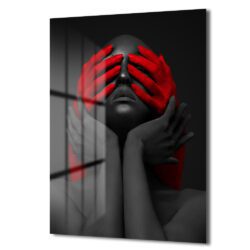 Kırmızı Ellerle Gizemli Portre Cam Tablo - Modern Sanatın Cesur Yorumu Dekoratif Cam Tablo