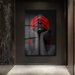 Kırmızı Ellerle Gizemli Portre Cam Tablo - Modern Sanatın Cesur Yorumu Dekoratif Cam Tablo
