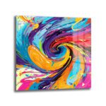 Dinamik Renk Girdabı Cam Tablo - Modern Soyut Sanat Duvar Dekoru Canlı ve dinamik renklerin bir girdap şeklinde birleştiği soyut cam tablo. Turuncu, mor, mavi, kırmızı, pembe ve sarı tonlarında fırça darbeleri ve boya sıçramaları içeriyor.