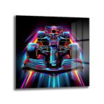 Koyu arka plan üzerinde, neon pembe, mavi, mor ve sarı ışık efektleriyle çevrili, önden görünen parlak ve detaylı bir Formula 1 yarış arabası cam tablo.