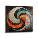 Dinamik Girdap Modern Sanat Cam Tablo - Glazella Özel Tasarım Duvar Dekoru Koyu kahverengi dikey çizgili bir arka plan üzerinde, merkezden dışa doğru spiral şeklinde yayılan, turuncu, bej, koyu mavi ve mint yeşili tonlarında geometrik ve soyut bir girdap deseni oluşturan modern cam tablo.
