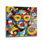 Canlı Renklerle Pop Art Kadın Portresi Temperli Cam Tablo Duvar Dekoru Canlı sarı, mavi, kırmızı ve pembe tonlarında, pop art tarzında stilize edilmiş, sarı çerçeveli gözlüklü bir kadın yüzünün ve çevresindeki soyut kamera ve geometrik desenlerin yer aldığı modern cam tablo.