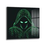 Siber Güvenlik Hacker Temalı Dijital Sanat Cam Tablo Duvar Dekoru Koyu arka plan üzerinde, kapüşünlü, yeşil parlayan gözleri ve dijital matris desenleriyle oluşturulmuş bir hacker figürünün modern cam tablosu.