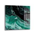 Koyu yeşil, siyah ve beyaz tonlarında akışkan boyama tekniğiyle yapılmış soyut bir cam tablo. Boyalar birbirine karışarak dinamik, dalgalı desenler oluşturuyor, adeta derin okyanus akıntılarını veya kozmik nebulayı andırıyor.