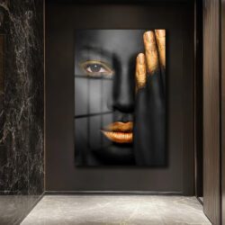 Siyahın ve Altının Dansı: Modern Portre Sanatı Cam Tablo Dekoratif Cam Tablo