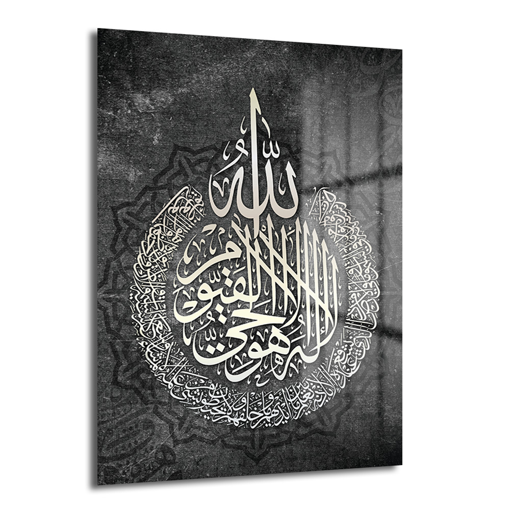 Ayatul Kürsi Hat Sanatı Cam Tablo: Manevi Derinlik Ev Dekorasyonunuzda Duvar Dekoru Koyu gri zeminde, beyaz ve bej tonlarında Ayatul Kürsi hat sanatıyla yazılmış İslami kaligrafi cam tablo. Ortasında Allah yazısı, etrafında dairesel olarak Ayatul Kürsi ayeti yer alıyor. Arka planda hafif desenli bir mozaik motif bulunuyor.