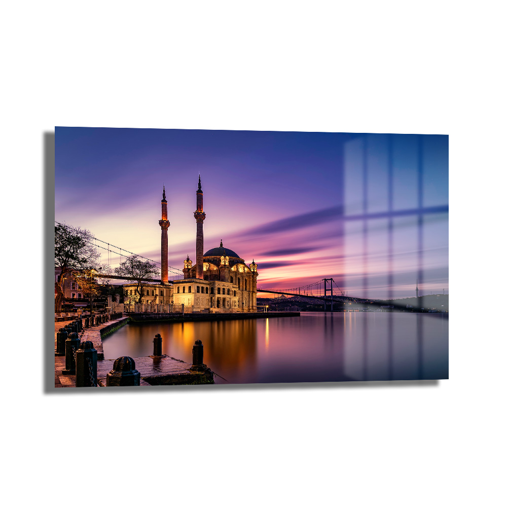 Boğaz'ın İncisi: Ortaköy Gün Batımı Manzaralı Cam Tablo Duvar Dekoru Boğaz'ın İncisi: Ortaköy Gün Batımı Manzaralı Cam Tablo, mor, pembe ve altın tonlarında gün batımı gökyüzünün altında Ortaköy Camii ve Boğaz Köprüsü'nü gösteren temperli camdan yapılmış dekoratif duvar sanatı.