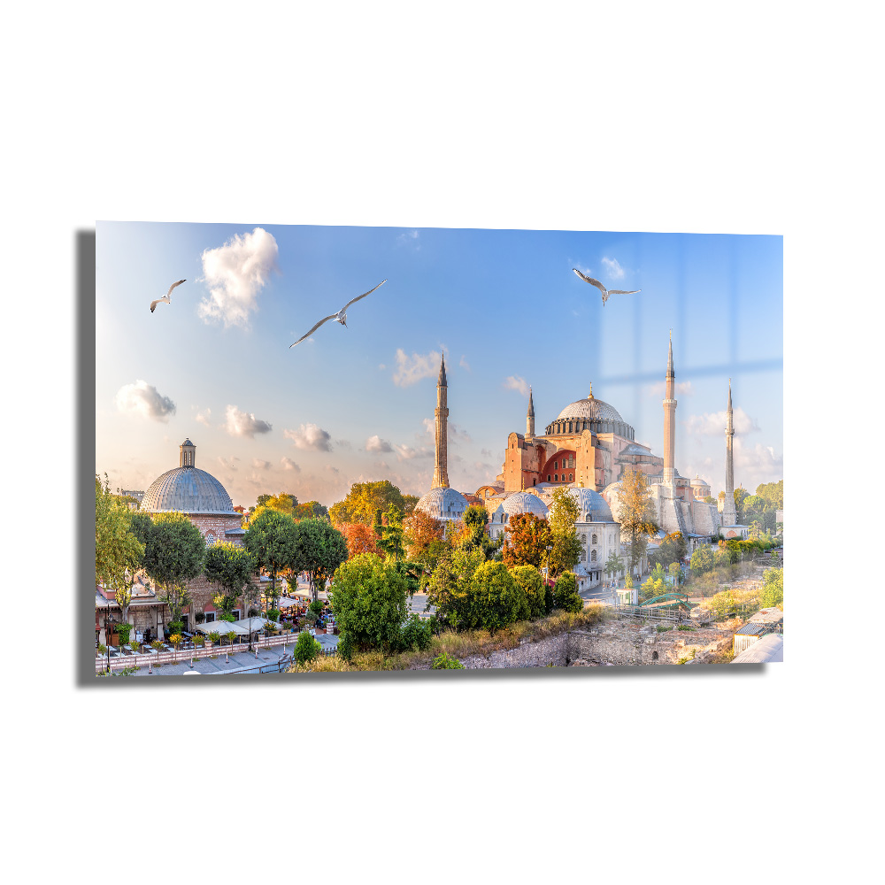 İstanbul'un Kalbi: Ayasofya ve Martılar Temalı Dekoratif Cam Tablo Duvar Dekoru Ayasofya'nın büyüleyici siluetini, gökyüzünde süzülen martıları ve İstanbul manzarasını yansıtan, parlak yüzeyli 'İstanbul'un Kalbi: Ayasofya ve Martılar Temalı Dekoratif Cam Tablo'.