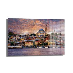 İstanbul'un Büyülü Gün Batımı: Süleymaniye Manzaralı Dekoratif Cam Tablo, gün batımının kızıl ve mor tonlarında, Süleymaniye Camii'nin Boğaz üzerindeki tarihi yarımada siluetini gösteren, kırılmaz temperli camdan yapılmış modern bir duvar sanatı.