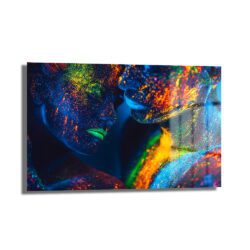 Neon Aşk Dansı: Büyüleyici Temas Modern Cam Tablo Duvar Dekoru Koyu fon üzerinde neon yeşili, elektrik mavisi, ateş kırmızısı ve parlak sarı tonlarında parlayan soyut iki figürün büyüleyici dansını gösteren modern cam tablo, 'Neon Aşk Dansı: Büyüleyici Temas Modern Cam Tablo'.