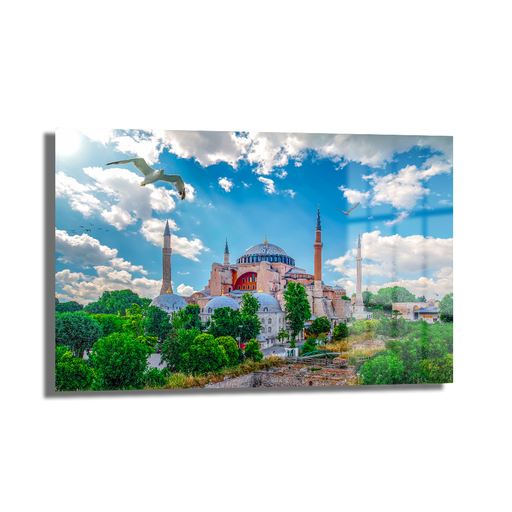 Ayasofya'nın Işıltısı: İstanbul Manzaralı Dekoratif Cam Tablo Duvar Dekoru Ayasofya'nın Işıltısı: İstanbul Manzaralı Dekoratif Cam Tablo, masmavi gökyüzü, süzülen martılar ve yeşil ağaçlar eşliğinde Ayasofya'nın görkemli silüetini gösteren modern ve şık bir duvar dekoru.