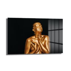Altın Dokunuş: Modern Sanat Temperli Cam Tablo, altın parıltılı soyut bir figürü gösteren, dayanıklı temperli camdan üretilmiş, parlak UV baskılı bir duvar sanatı.