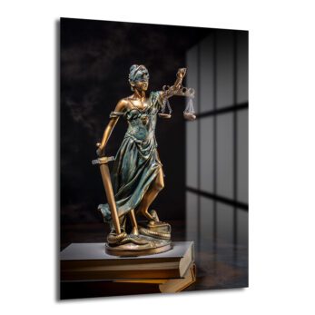 Adaletin Sembolü: Lady Justice Temperli Cam Tablo, gözleri bağlı, elinde terazi ve kılıç tutan Lady Justice figürünü koyu bir arka plan üzerinde gösteren, ofis ve salonlar için modern ve dayanıklı bir cam tablo.