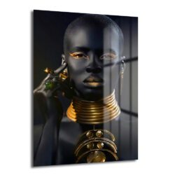 Altın Işıltılı Asalet: Modern Afrika Kraliçesi Cam Tablo Duvar Dekoru Altın Işıltılı Asalet: Modern Afrika Kraliçesi Cam Tablo, altın rengi takılar ve makyajla vurgulanmış asil bir Afrika kraliçesi portresini sergileyen, temperli cam üzerine UV baskı ile üretilmiş modern bir duvar dekorasyonudur.