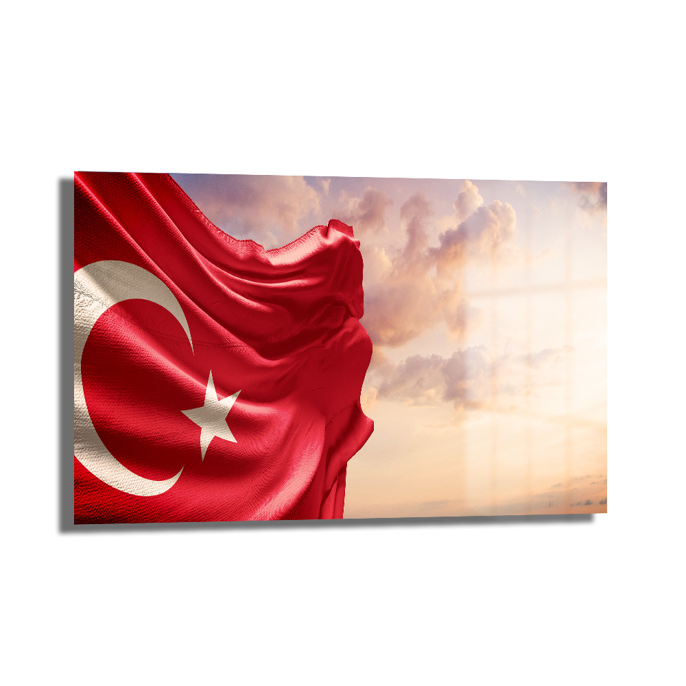 Ay Yıldızlı Gurur: Dalgalanan Türk Bayrağı Dekoratif Cam Tablo Duvar Dekoru Rüzgarda dalgalanan Türk bayrağının gün batımı renkleriyle tasvir edildiği, Ay Yıldızlı Gurur: Dalgalanan Türk Bayrağı Dekoratif Cam Tablo.