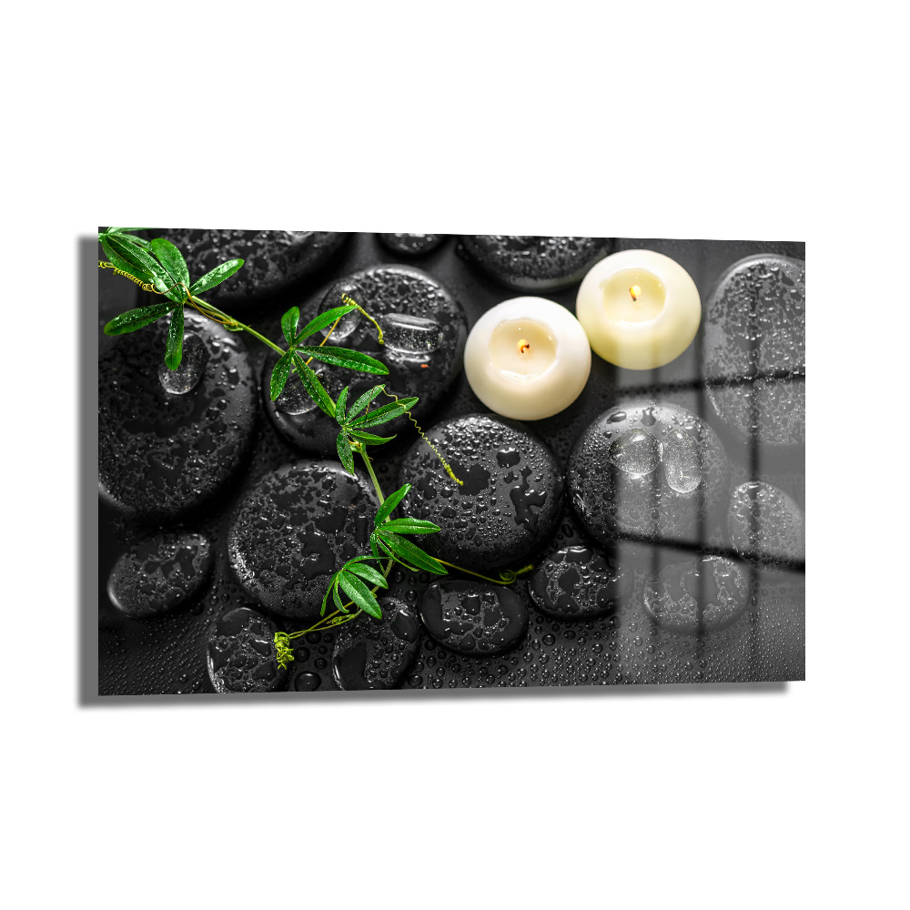Zen Dokunuşu: Islak Taşlar ve Mumlar Temalı Dekoratif Cam Tablo Duvar Dekoru Zen Dokunuşu: Islak Taşlar ve Mumlar Temalı Dekoratif Cam Tablo, su damlacıklı siyah spa taşları, yemyeşil bitkiler ve yanan mumların huzur veren görüntüsünü yansıtan, modern ve dayanıklı temperli cam duvar sanatı.