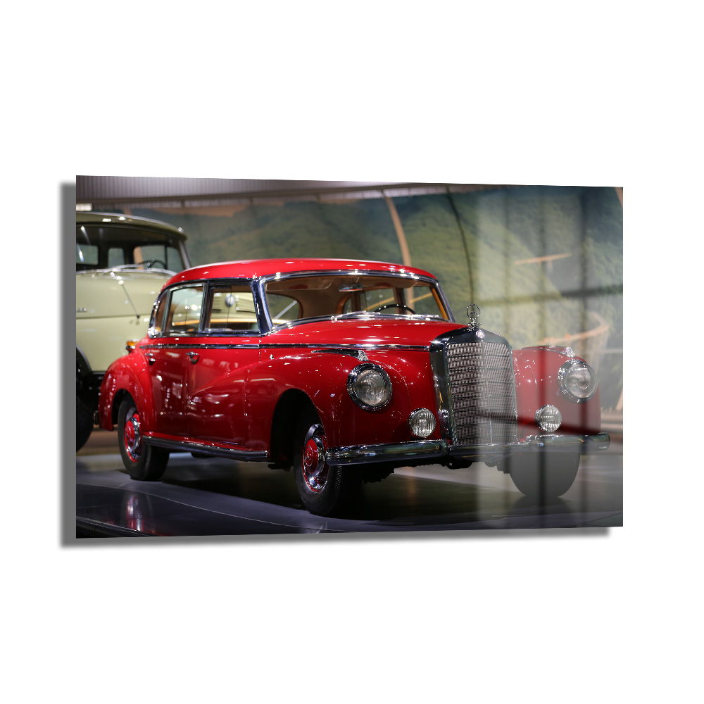 Kızıl Efsane: Vintage Mercedes Klasik Araba Cam Tablo Duvar Dekoru Kızıl Efsane: Vintage Mercedes Klasik Araba Cam Tablo, parlak kırmızı renkte, krom detaylara sahip ikonik bir Mercedes-Benz klasik otomobili sergileyen, 4mm temperli cam üzerine UV baskı ile üretilmiş lüks ve dayanıklı bir duvar dekorasyonudur.