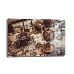 Antik Keşif: Vintage Pusula ve Harita Temalı Dekoratif Cam Tablo, eski dünya haritaları, pusula, güneş saati ve teleskop gibi objelerle dolu, bronz tonlarında nostaljik bir duvar sanatı.