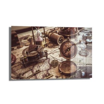 Antik Keşif: Vintage Pusula ve Harita Temalı Dekoratif Cam Tablo, eski dünya haritaları, pusula, güneş saati ve teleskop gibi objelerle dolu, bronz tonlarında nostaljik bir duvar sanatı.