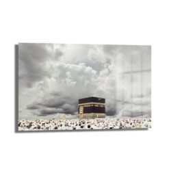 Kabe'nin Görkemi İslami Temperli Cam Tablo, Kabe'yi ve etrafında tavaf eden hacıları tasvir eden, manevi derinlik katan, dayanıklı 4mm temperli cam üzerine UV baskılı dekoratif bir duvar tablosu.