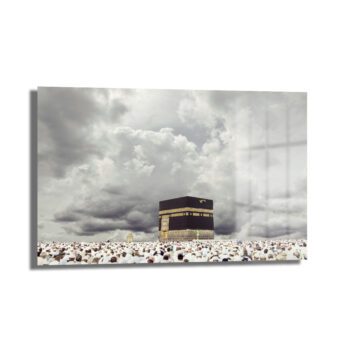 Kabe'nin Görkemi İslami Temperli Cam Tablo, Kabe'yi ve etrafında tavaf eden hacıları tasvir eden, manevi derinlik katan, dayanıklı 4mm temperli cam üzerine UV baskılı dekoratif bir duvar tablosu.