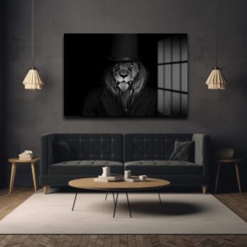 Asil Centilmen: Şapkalı Aslan Portresi Dekoratif Cam Tablo - Glazella Asil Centilmen: Şapkalı Aslan Portresi Dekoratif Cam Tablo - Glazella