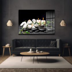 Zen Bahçesi: Beyaz Çiçekler ve Mumlar Temalı Dekoratif Cam Tablo Duvar Dekoru Zen Bahçesi: Beyaz Çiçekler ve Mumlar Temalı Dekoratif Cam Tablo Dekoratif Cam Tablo
