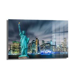 Özgürlüğün Şehri: New York Özgürlük Heykeli Manzaralı Cam Tablo, New York şehrinin gece manzarası ve ikonik Özgürlük Heykeli'ni gösteren modern bir dekoratif cam tablo.