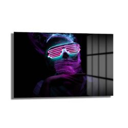 Neon Enerjisi: Fütüristik Işık Sanatı Cam Tablo, pembe, mor ve turkuaz neon ışıkların dans ettiği, siberpunk estetiğine sahip modern bir cam duvar tablosu.