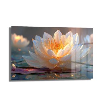 Altın Işıltılı Lotus: Huzur Veren Modern Cam Tablo, beyaz ve altın tonlarında, su üzerinde narin bir lotus çiçeği ve altın çizgileri gösteren, temperli camdan yapılmış dekoratif bir duvar sanatı.