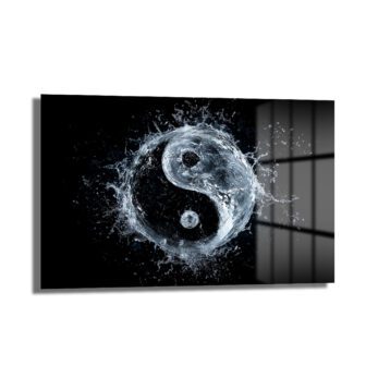 Siyah bir zeminde su damlalarıyla oluşturulmuş, modern ve soyut Dinamik Su Yin Yang: Modern Denge Temalı Temperli Cam Tablo.