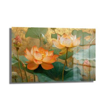 Altın Işıltılı Lotus Bahçesi: Estetik Temperli Cam Tablo, altın rengi dokulu arka plan üzerinde turuncu ve şeftali tonlarında lotus çiçekleri ve yeşil nilüfer yaprakları ile modern bir duvar sanatı.