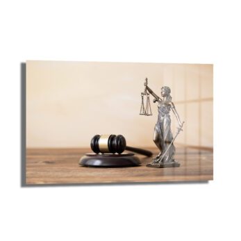 Terazi ve kılıç tutan Lady Justice heykeli ile tokmak figürlü temperli cam tablo, hukuk bürosu ve ofis için ideal bir duvar dekorasyonu.