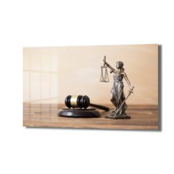 Adaletin Simgesi: Themis ve Tokmak Temalı Temperli Cam Tablo Duvar Dekoru Terazi ve kılıç tutan Lady Justice heykeli ile tokmak figürlü temperli cam tablo, hukuk bürosu ve ofis için ideal bir duvar dekorasyonu. - Detay Görünüm 1