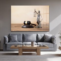 Adaletin Simgesi: Themis ve Tokmak Temalı Temperli Cam Tablo Duvar Dekoru Terazi ve kılıç tutan Lady Justice heykeli ile tokmak figürlü temperli cam tablo, hukuk bürosu ve ofis için ideal bir duvar dekorasyonu. - Detay Görünüm 3
