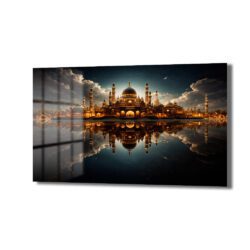 Gece gökyüzü altında, su yüzeyine yansıyan altın ışıklı ihtişamlı bir cami mimarisini gösteren temperli cam tablo, modern duvar dekorasyonu için ideal.