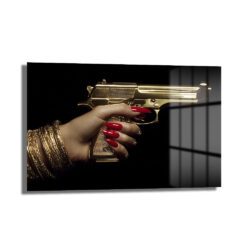 Gücün Yansıması: Kırmızı Ojeli El ve Altın Tabanca Modern Cam Tablo | Duvar Dekorasyonu
