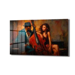 Caz müziği temalı, bas gitar çalan bir erkek ve onu dinleyen bir kadını gösteren, sıcak kahve, bordo ve mavi tonlarında modern temperli cam tablo, salon duvar dekorasyonu için ideal.