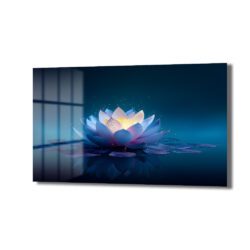 Koyu mavi su üzerinde parlayan, mor ve beyaz tonlarında lotus çiçeği temalı temperli cam tablo, modern salon ve yatak odası dekorasyonu için ideal.