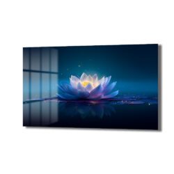 Sonsuzluk Mavisi: Işıltılı Lotus Çiçeği Temperli Cam Tablo Duvar Dekoru Koyu mavi arka plan üzerinde parlayan, mavi ve mor tonlarında bir lotus çiçeğinin sudaki yansımasını gösteren temperli cam tablo. Modern salon veya yatak odası dekorasyonu için ideal, mistik ve huzur veren bir duvar sanatı.