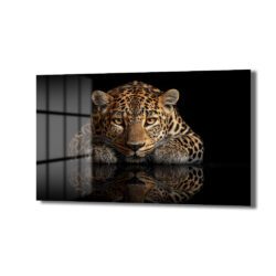 Asil Bakış: Leopar Temalı Modern Temperli Cam Tablo Duvar Dekoru Karanlık bir zeminde yatan, güçlü ve asil bakışlı bir leopar figürü içeren modern temperli cam tablo, salon veya ofis duvar dekorasyonu için ideal.