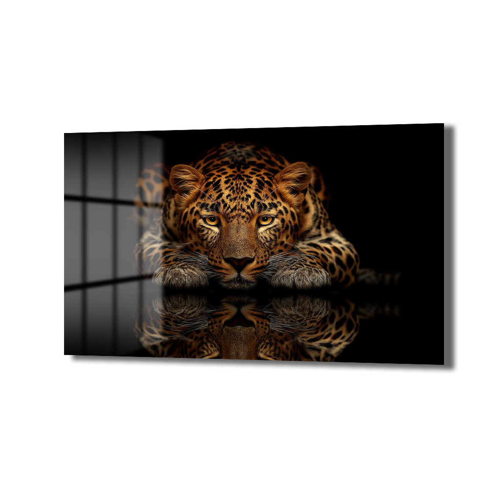 Asil Avcı: Leopar Temalı Modern Cam Tablo Duvar Dekoru Karanlık bir zeminde yatan, yansımalı yüzeyde görünen, kahverengi ve siyah benekli bir leopar cam tablo, modern salon ve ofis duvar dekorasyonu için ideal.