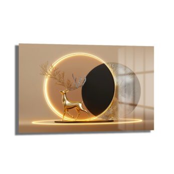 Parlak altın rengi geyik figürü, arkasında neon altın ışıklı halka ve dekoratif metalik yarım daire bulunan modern tasarımlı temperli cam tablo, lüks salon duvar dekorasyonu için ideal.