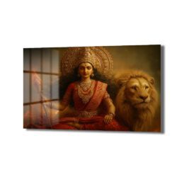 Kırmızı sari ve altın takılarla süslü Hindu tanrıçası Durga Devi'nin yanında aslanıyla oturduğu, mistik ve güçlü bir atmosfer sunan temperli cam tablo, salon duvar dekorasyonu için ideal.