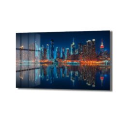 New York şehir silüetinin gece ışıklarıyla parladığı, suya yansıyan büyüleyici görüntüsünü içeren temperli cam tablo, modern salon ve ofis dekorasyonu için şık bir duvar sanatı.