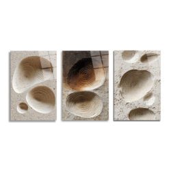 Üç parçalı, bej ve kahverengi tonlarda, kumtaşı dokusunu andıran yüzeylerde spiral ve organik formda soyut desenlere sahip modern cam tablo seti. Işık ve gölge oyunlarıyla derinlik kazanan tasarım.