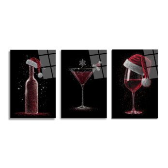 Anasayfa Duvar Dekoru Siyah zeminde kırmızı ve gümüş parıltılarla işlenmiş, Noel şapkaları takan şarap şişesi, martini kadehi ve şarap kadehinden oluşan üçlü cam tablo seti. Yılbaşı ve kutlama temalı, ışıltılı içecek figürleri.