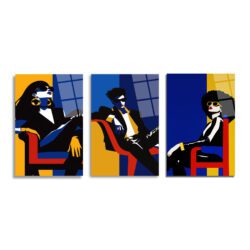 Üç parçalı, modern pop art tarzında cam tablo seti. Her tabloda oturan, şık giyimli, güneş gözlüklü bir figür (iki kadın, bir erkek) yer alıyor. Sarı, lacivert, siyah ve kırmızı tonların hakim olduğu minimalist ve grafik bir tasarıma sahip.